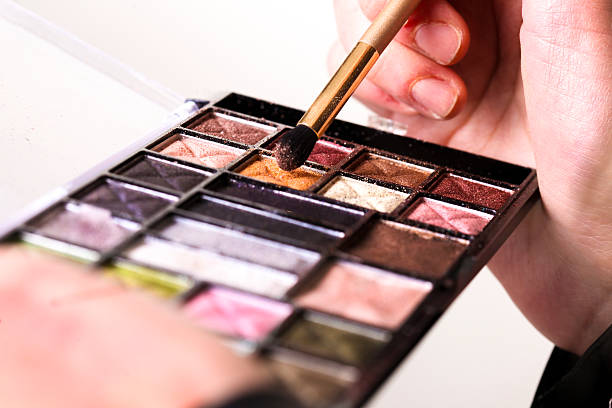 макияж палитра - cosmetics make up brush make up palette стоковые фото и изображения