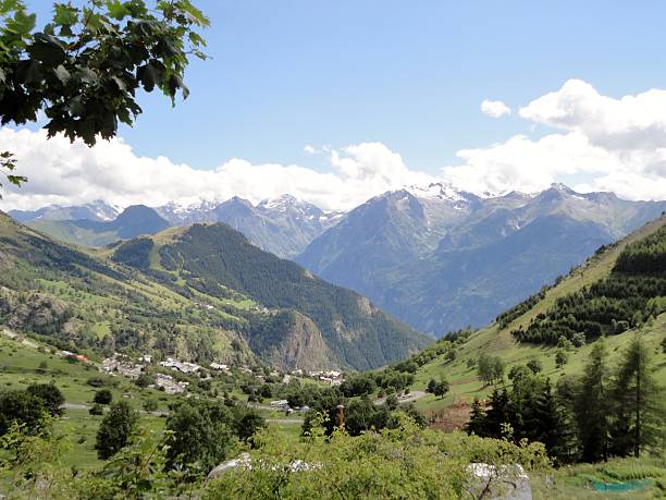 вид на горы из alpe д'юэз, франция - альп дюэз стоковые фото и изображения