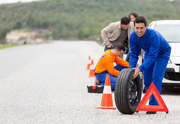 Auto Mechanic Road Assistance Auto mechanic helping at family. roadside stock pictures, royalty-free photos & images