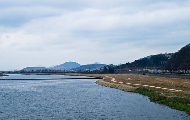 widok na rzekę i góry korei - walking outdoors footpath single lane road zdjęcia i obrazy z banku zdjęć