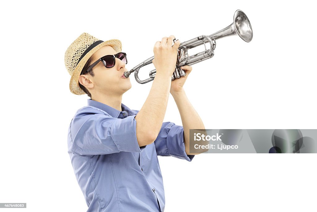 Młody mężczyzna Muzyk gra trumpet - Zbiór zdjęć royalty-free (Trąbka)