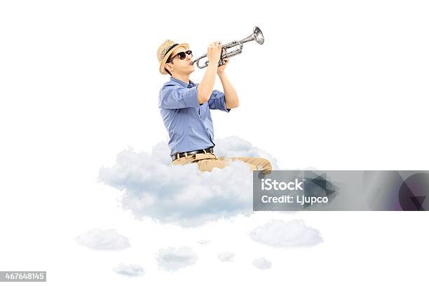 Giovane Musicista Maschio Giocando Tromba Su Cloud - Fotografie stock e altre immagini di Nube - Nube, Occhiali da sole, Strumento musicale