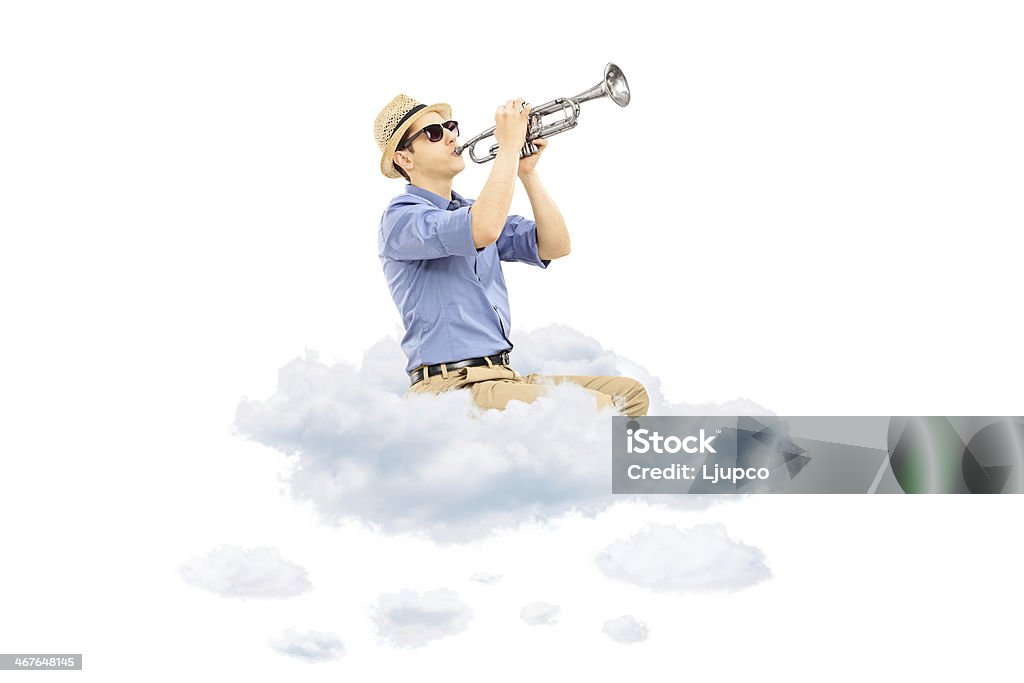 Jovem Músico tocando trompete nas nuvens - Foto de stock de Instrumento musical royalty-free
