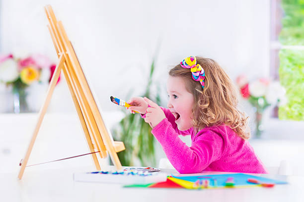 かわいい小さな女の子絵画 - artists canvas indoors childhood small ストックフォトと画像