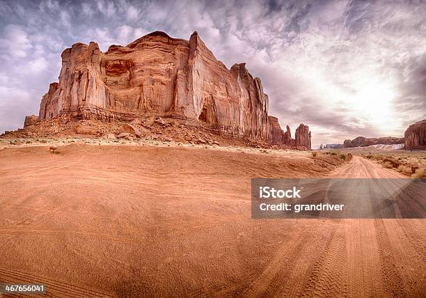 Monument Valley Panoramica - Fotografie stock e altre immagini di Ambientazione esterna - Ambientazione esterna, Arenaria - Roccia sedimentaria, Avventura