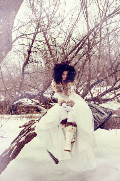 hermosa mujer usa un vestido de boda en la nieve - ice maiden fotografías e imágenes de stock