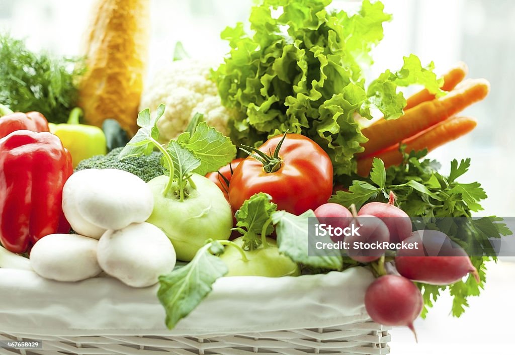 Legumes frescos na cesta - Foto de stock de Agricultura royalty-free