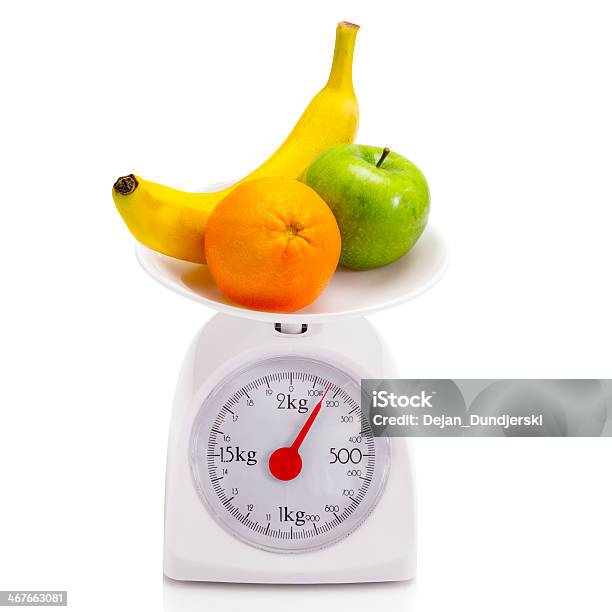Foto de Alimentação Saudável Em Escala De Equilíbrio e mais fotos de stock de Alimentação Saudável - Alimentação Saudável, Amarelo, Balança