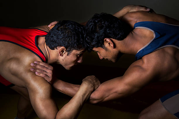 indiano wrestlers - wrestling sport conflict competition foto e immagini stock