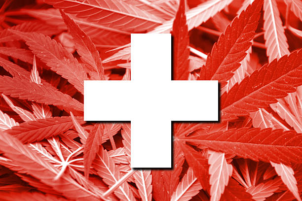 Bandiera della Svizzera sul cannabis sfondo. Di farmaco. Legalizzazione di Cannabis - foto stock