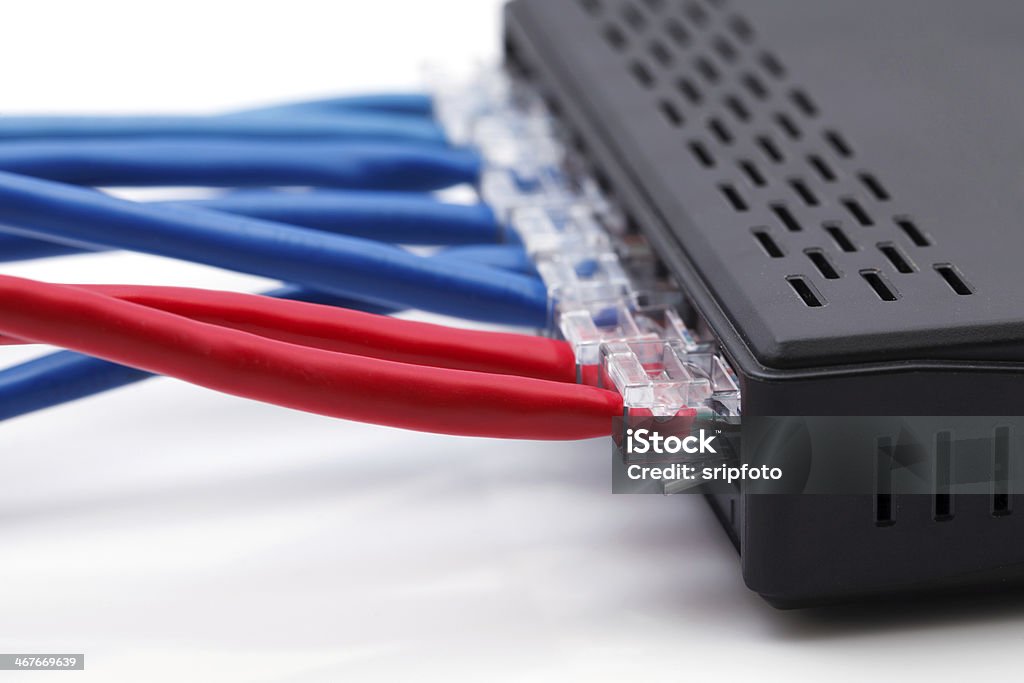 Netzwerk-switch mit LAN-ethernet-Kabel angeschlossen - Lizenzfrei Ausrüstung und Geräte Stock-Foto