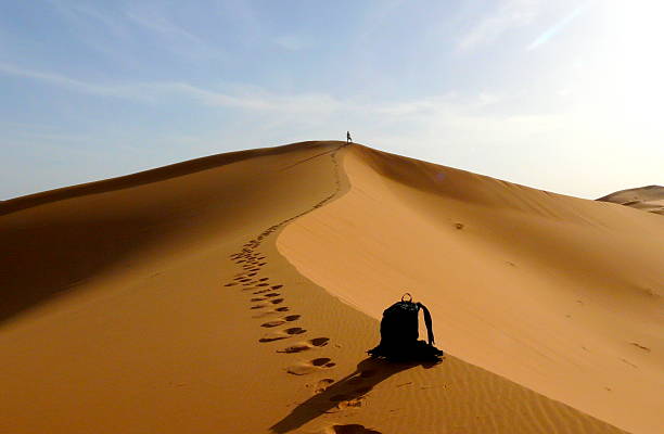 クライミングのトップに最適な砂丘 - desert landscape morocco sand dune ストックフォトと画像