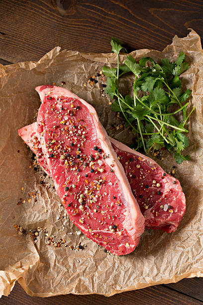 due bistecche crudi new york striscia - strip steak steak beef raw foto e immagini stock