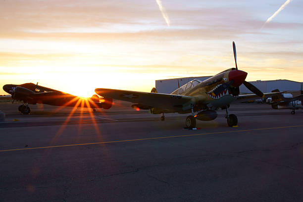 p - 40 warhawk flugzeug bei sonnenaufgang 2015 los angeles air show - kittyhawk stock-fotos und bilder