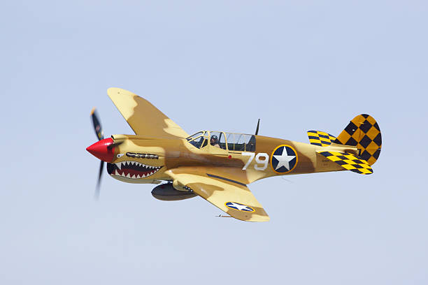 p - 40 warhawk flugzeug fliegt am 2015 los angeles air show - kittyhawk stock-fotos und bilder