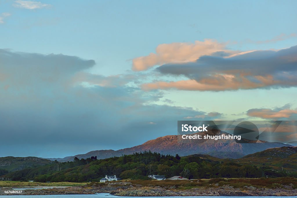 Paysage de soirée feu, Traigh maison et Carn un Ghobhair - Photo de Bleu libre de droits