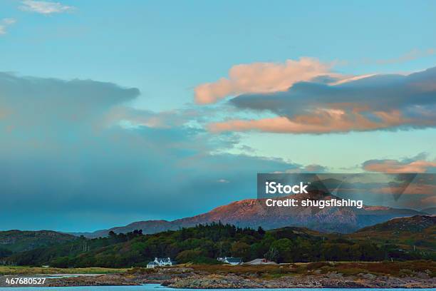 Photo libre de droit de Paysage De Soirée Feu Traigh Maison Et Carn Un Ghobhair banque d'images et plus d'images libres de droit de Bleu