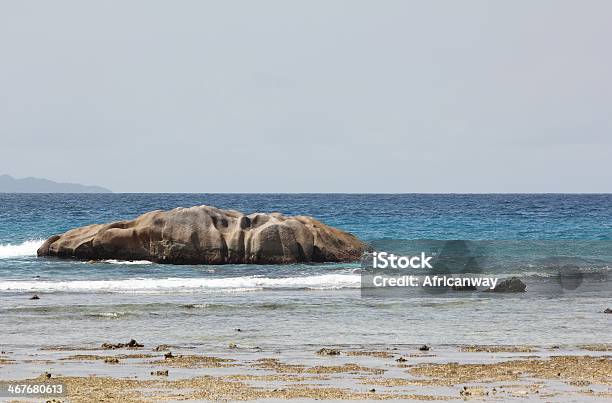 Foto de Anse Graves A Praia Durante A Maré Baixa Ilha La Digue Seychelles e mais fotos de stock de Azul