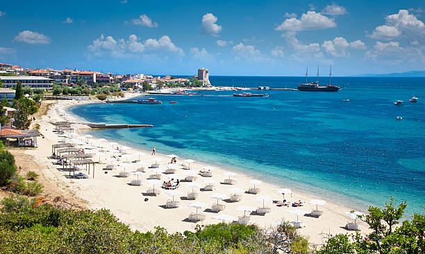 bellissimo ouranoupolis spiaggia sabbiosa su athos, grecia. - vacations halkidiki beach sand foto e immagini stock