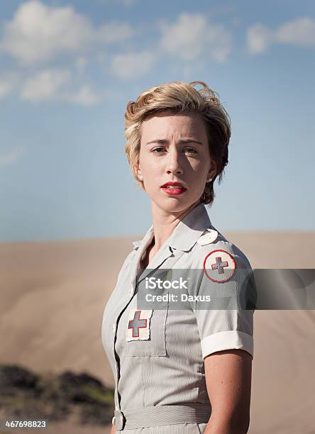 Hermosa Mujer En Un Wwii De Enfermería Uniforme Foto de stock y más banco de imágenes de Mujeres - Mujeres, Personal de enfermería, Segunda Guerra Mundial