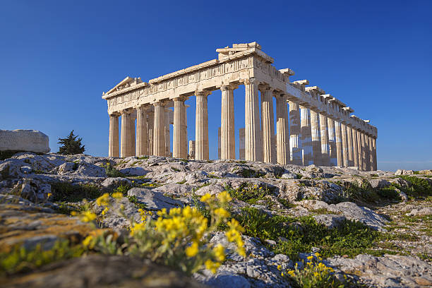 parthenon-tempel mit blumen auf die akropolis in athen, griechenland - akropolis athen stock-fotos und bilder