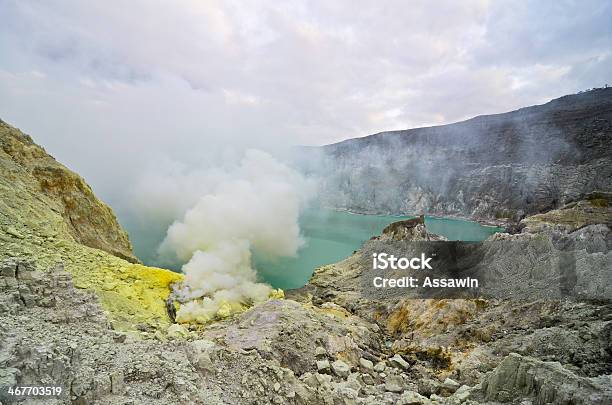 Vulcão Ijen Kawah Ilha De Java - Fotografias de stock e mais imagens de Adulto - Adulto, Amarelo, Atividade