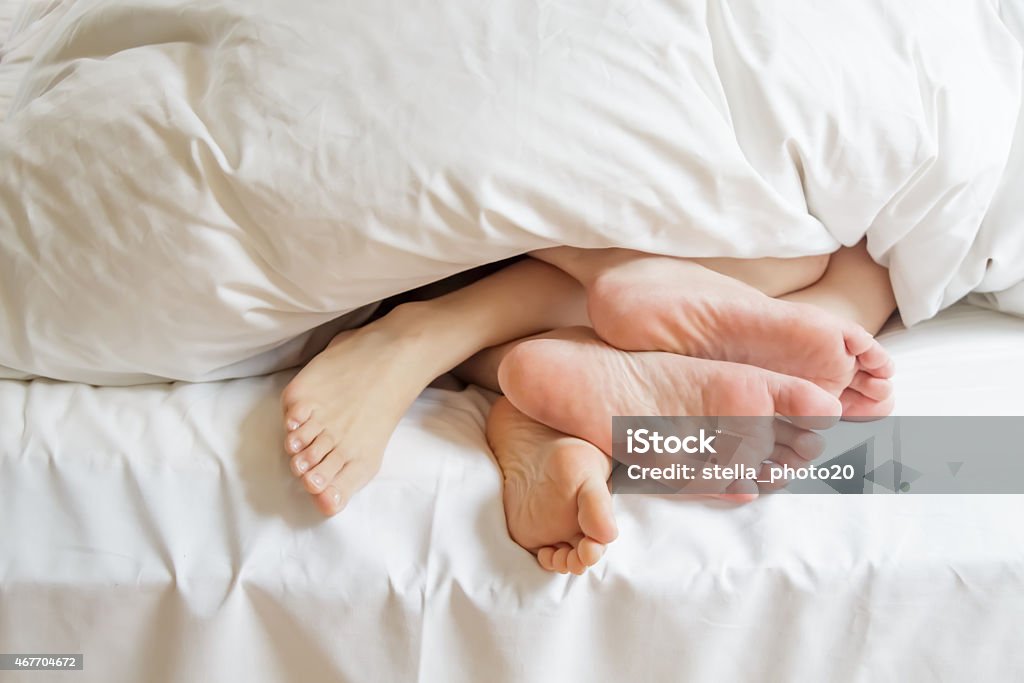 Couple feet in the bed - Royalty-free Bed Stockfoto