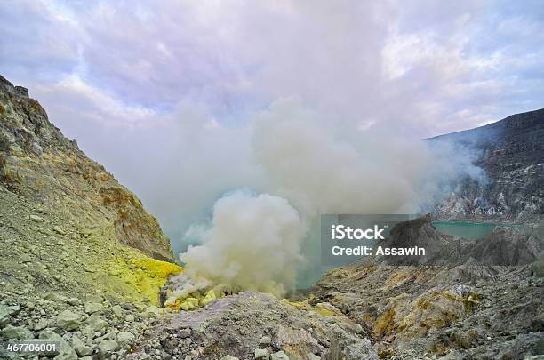 Kawah Ijen Volcán De La Isla Java Foto de stock y más banco de imágenes de Acero - Acero, Actividad, Adulto