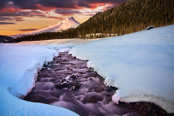 vista del monte hood del white river. - winter river foto e immagini stock