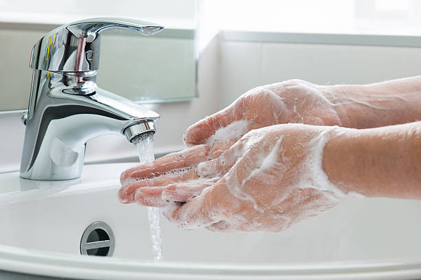 se laver les mains - washing hand photos et images de collection