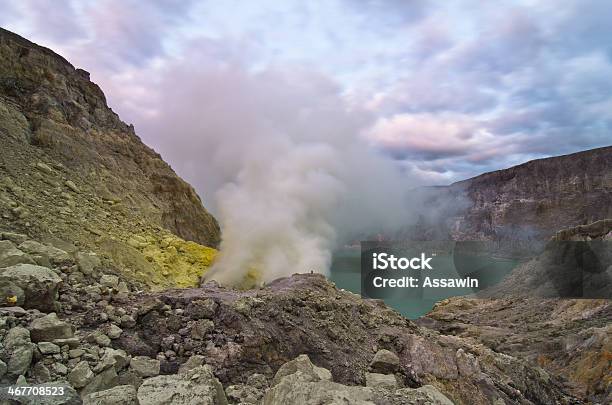 Kawah Ijen Volcán De La Isla Java Foto de stock y más banco de imágenes de Acero - Acero, Actividad, Adulto