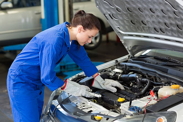 mechanik pracujący pod maską - auto repair shop adult auto mechanic blue zdjęcia i obrazy z banku zdjęć