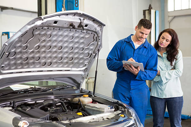 istock Customer listening to his mechanic 467715294