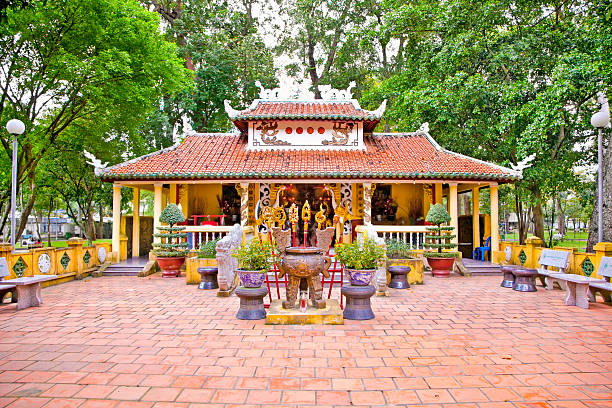 den tuong niem cac vua hung храм, хошимин - caodaiism стоковые фото и изображения
