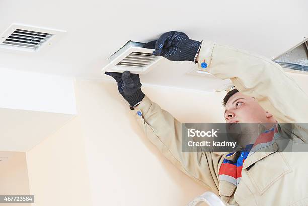 Trabajador Ingeniero De Ventilación Foto de stock y más banco de imágenes de 2015 - 2015, Acero, Adulto