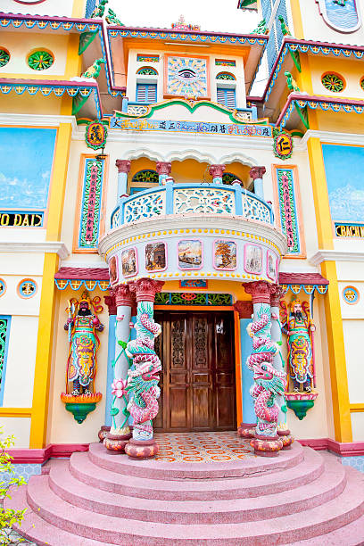 eingangstür der kleine tempel in village nahe dem saigon city - caodaism stock-fotos und bilder