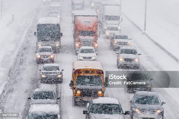 Das Fahren Im Winter Stockfoto und mehr Bilder von Schnee - Schnee, Verkehr, Kleinlastwagen