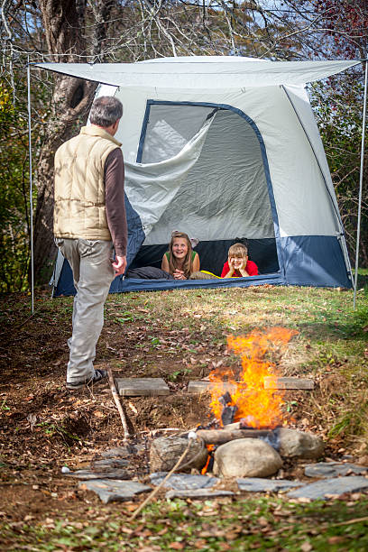 acampar com os avós - camping tent offspring 60s imagens e fotografias de stock