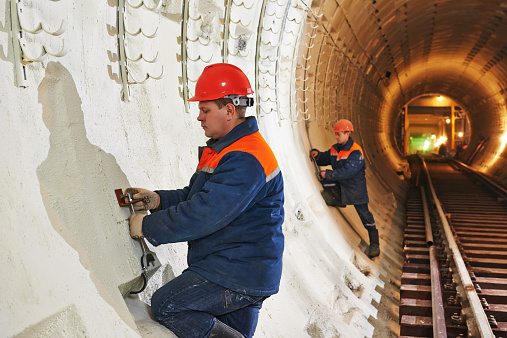 Trabajador de la construcción del túnel subterráneo del hotel photo