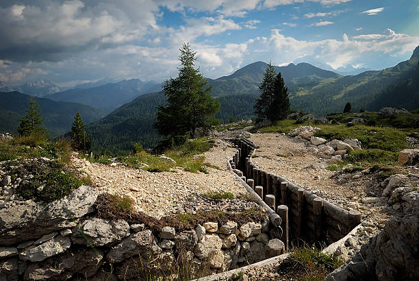 遺跡初の世界大戦 - country road fence road dolomites ストックフォトと画像