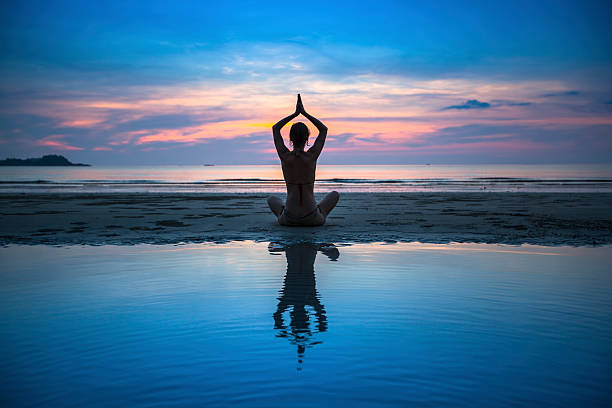 yoga, silueta de mujer meditando. - equanimity fotografías e imágenes de stock