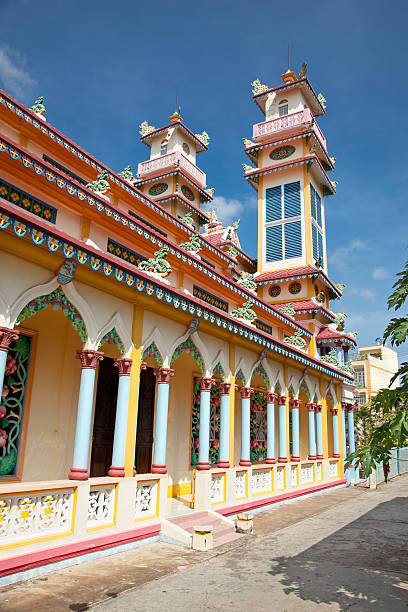 tempel in kleinen dorf in der nähe von saigon, vietnam. - caodaism stock-fotos und bilder