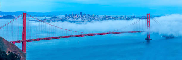 golden gate bridge, en brouillard de san francisco, vue panoramique - san francisco bay area golden gate bridge night bridge photos et images de collection