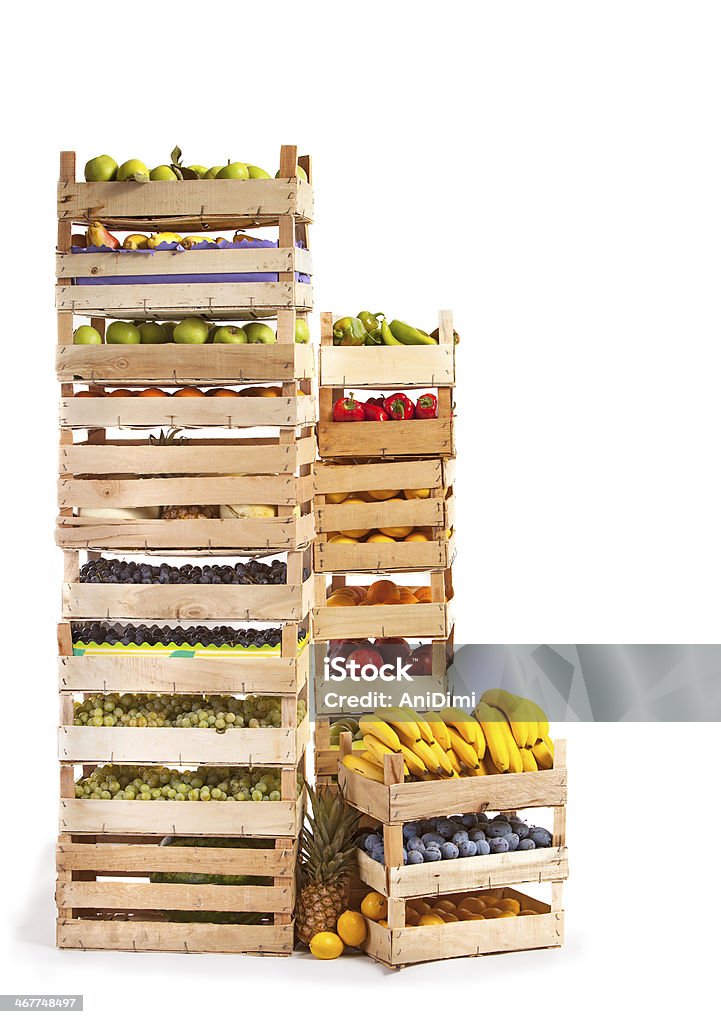 Fruits stockées dans des cages sur blanc fond en bois - Photo de Boîte libre de droits