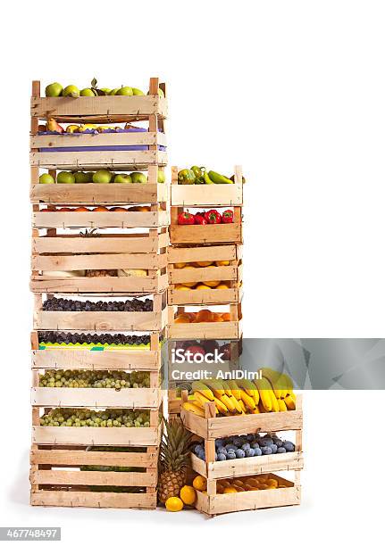 Photo libre de droit de Fruits Stockées Dans Des Cages Sur Blanc Fond En Bois banque d'images et plus d'images libres de droit de Boîte