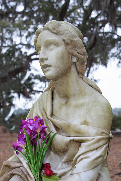 mulher em bonaventure estátua de cemitério, savannah - spooky cemetery single flower flower imagens e fotografias de stock