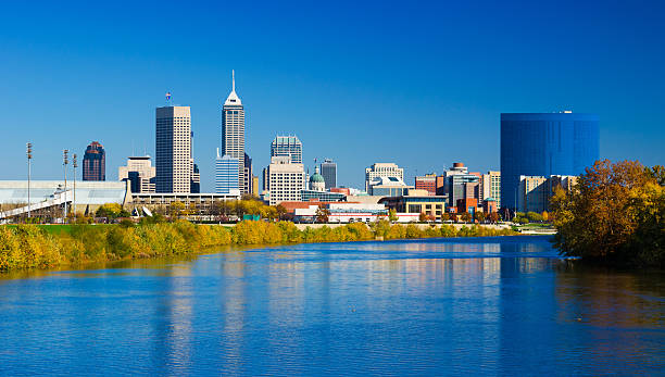 indianapolis skyline e del fiume white durante l'autunno - indianapolis skyline cityscape indiana foto e immagini stock