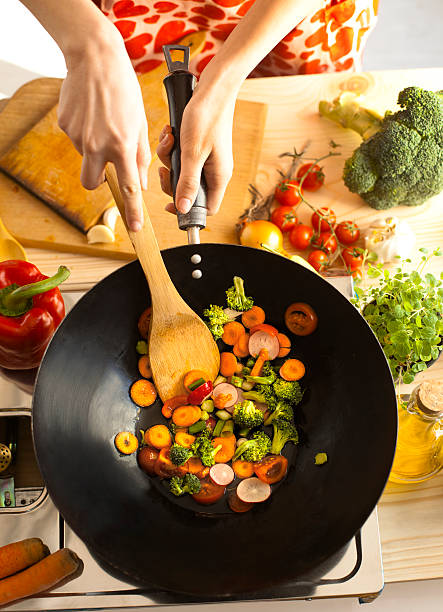 chef di cucina verdure nel wok padella - edible mushroom portion chopped freshness foto e immagini stock