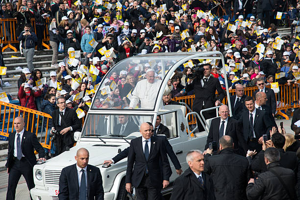papa francisco visita nápoles-evento público - bergoglio imagens e fotografias de stock