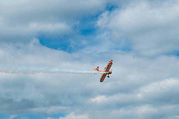 asa andar ver a corrida de touro vermelho de ar. - stunt airplane air air vehicle imagens e fotografias de stock